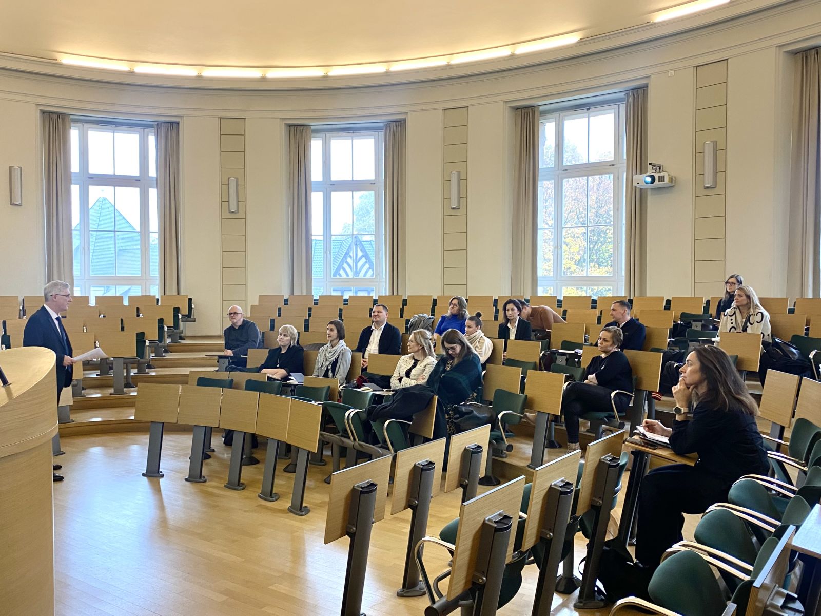 Uczestnicy studiów podczas inauguracji, siedzący na krzesłach w Sali Śniadeckich.