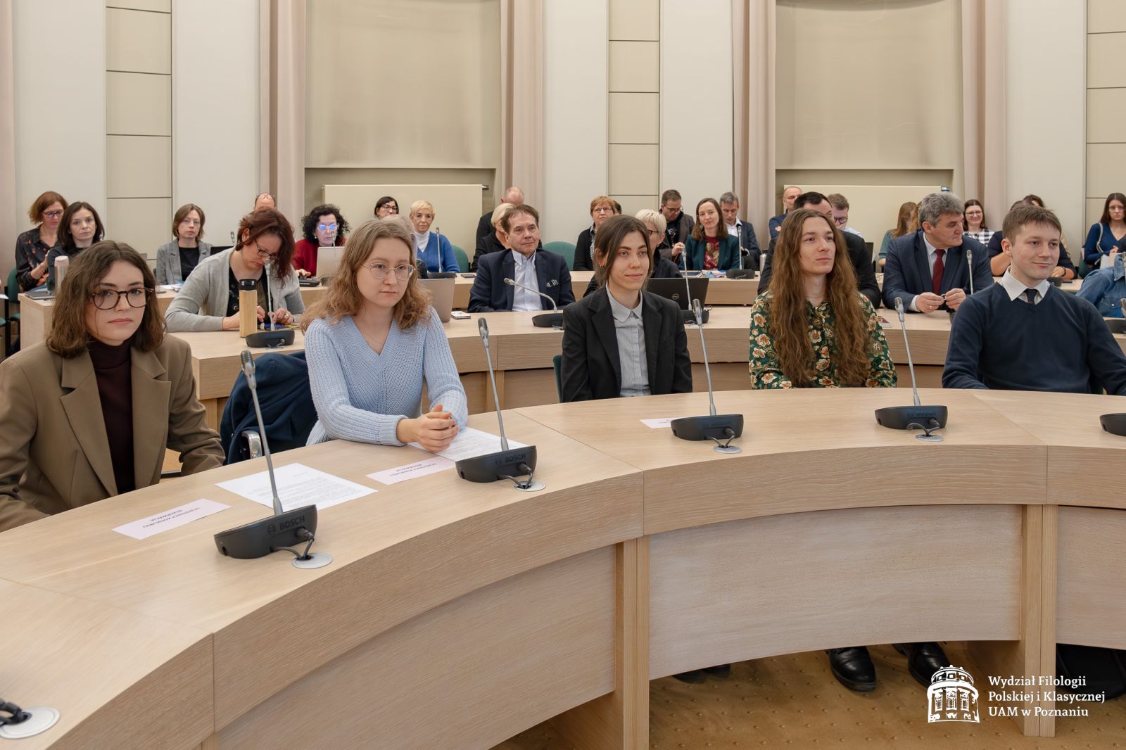 Nagrodzeni w konkursie siedzący w pierwszym rzędzie przy okrągłych ławach w Salonie Mickiewicza.