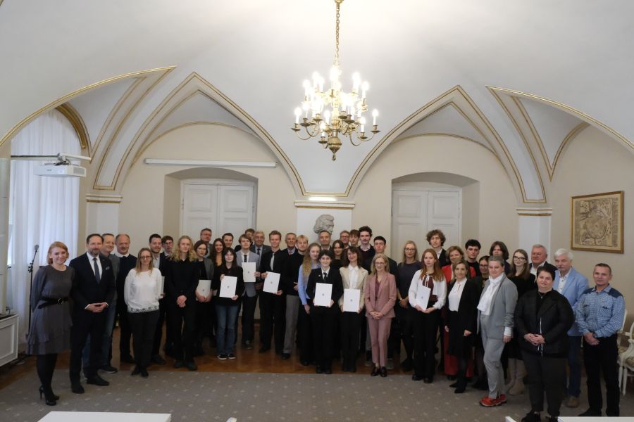 Laureaci stypendiów, ich opiekunowie i przedstawiciele władz miasta i władz uczelni pozują do wspólnego zdjęcia w Sali Białej Urzędu Miasta Poznania.