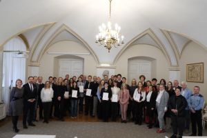 Laureaci stypendiów, ich opiekunowie i przedstawiciele władz miasta i władz uczelni pozują do wspólnego zdjęcia w Sali Białej Urzędu Miasta Poznania.