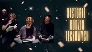 Grafika przedstawia cztery osoby siedzące obok siebie w półmroku, trzymające w rękach notatki i mikrofon. Postacie znajdują się na ciemnym tle, a wokół nich unoszą się jasne, świetliste drobiny przypominające konfetti. Po prawej stronie widoczny jest duży, pionowy napis w stylu teatralnego plakatu: „Historie rodzin tęczowych”