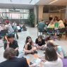 Uczestnicy szkoły letniej języka i kultury polskiej uczestniczą w warsztatach w holu głównym biblioteki WFPiK.