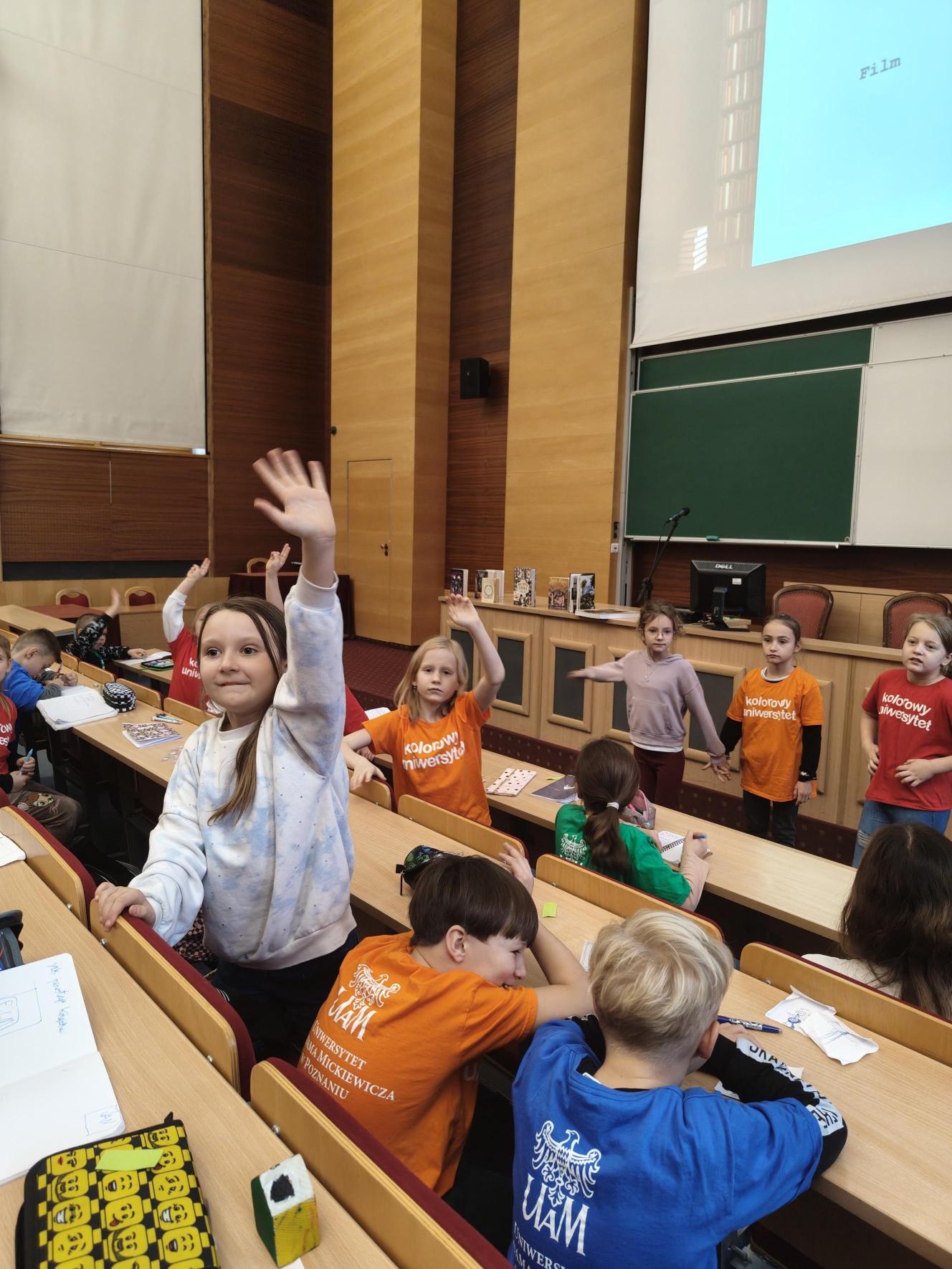 Uczestnicy warsztatów zgłaszają się do odpowiedzi.