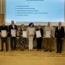 Wszyscy laureaci nagrody dydaktycznej oraz profesorowie Tomasz Mizerkiewicz i Krzysztof Skibski pozują do wspólnego zdjęcia.