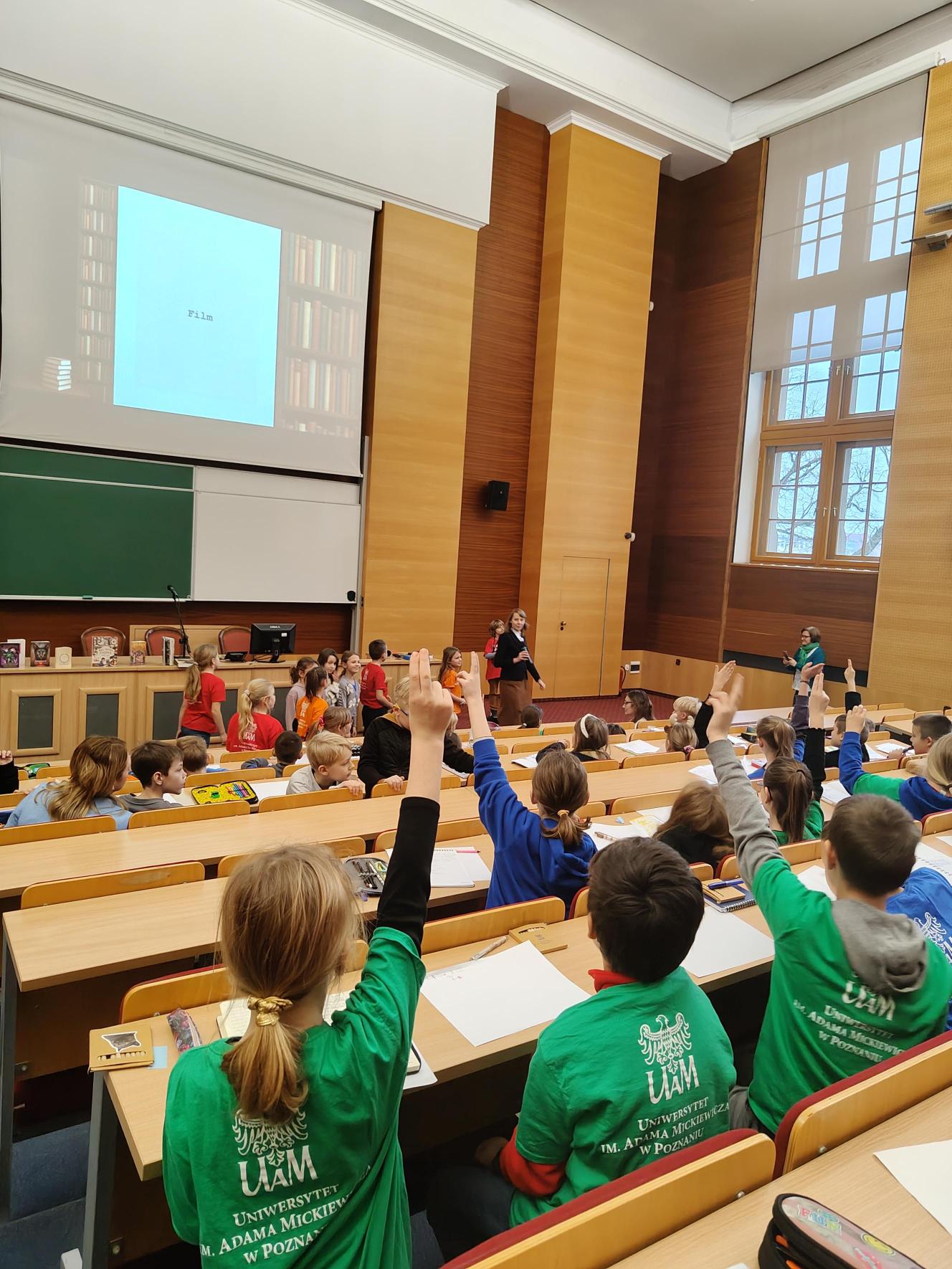 Uczestnicy warsztatów zgłaszają się do odpowiedzi.