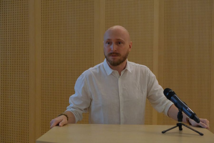 Dyrektor Studium Języka i Kultury Polskiej UAM dr Wojciech Hofmański przemawia przy mównicy w Salonie Mickiewicza.