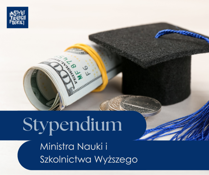 Na jasnym tle leży zwinięty w rulon banknot stu dolarów przewiązany żółtą gumką oraz kilka monet. Obok znajduje się czarny birecik akademicki z niebieskim chwostem. Na dole grafiki widnieje napis: ‘Stypendium Ministra Nauki i Szkolnictwa Wyższego’. W lewym górnym rogu znajduje się logo Instytutu Filologii Polskiej.