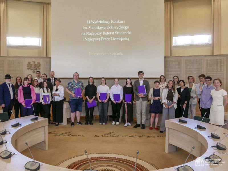 Zdjęcie przedstawia laureatów Konkursu im. Stanisława Dobrzyckiego na Najlepszy Referat Studencki i Najlepszą Pracę Licencjacką.