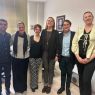 Prof. Romana Łapa pozuje do zdjęcia ze studentem z Turcji oraz czworgiem pracowników Uniwersytetu w Ankarze.