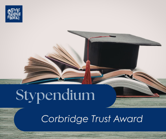 Stos książek z biretem na wierzchu oraz napisem „Stypendium Corbridge Trust Award”. W rogu logo Instytutu Filologii Polskiej.