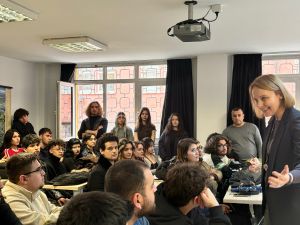 Prof. Romana Łapa podczas przeprowadzania zajęć ze studentami Uniwersytetu w Ankarze.