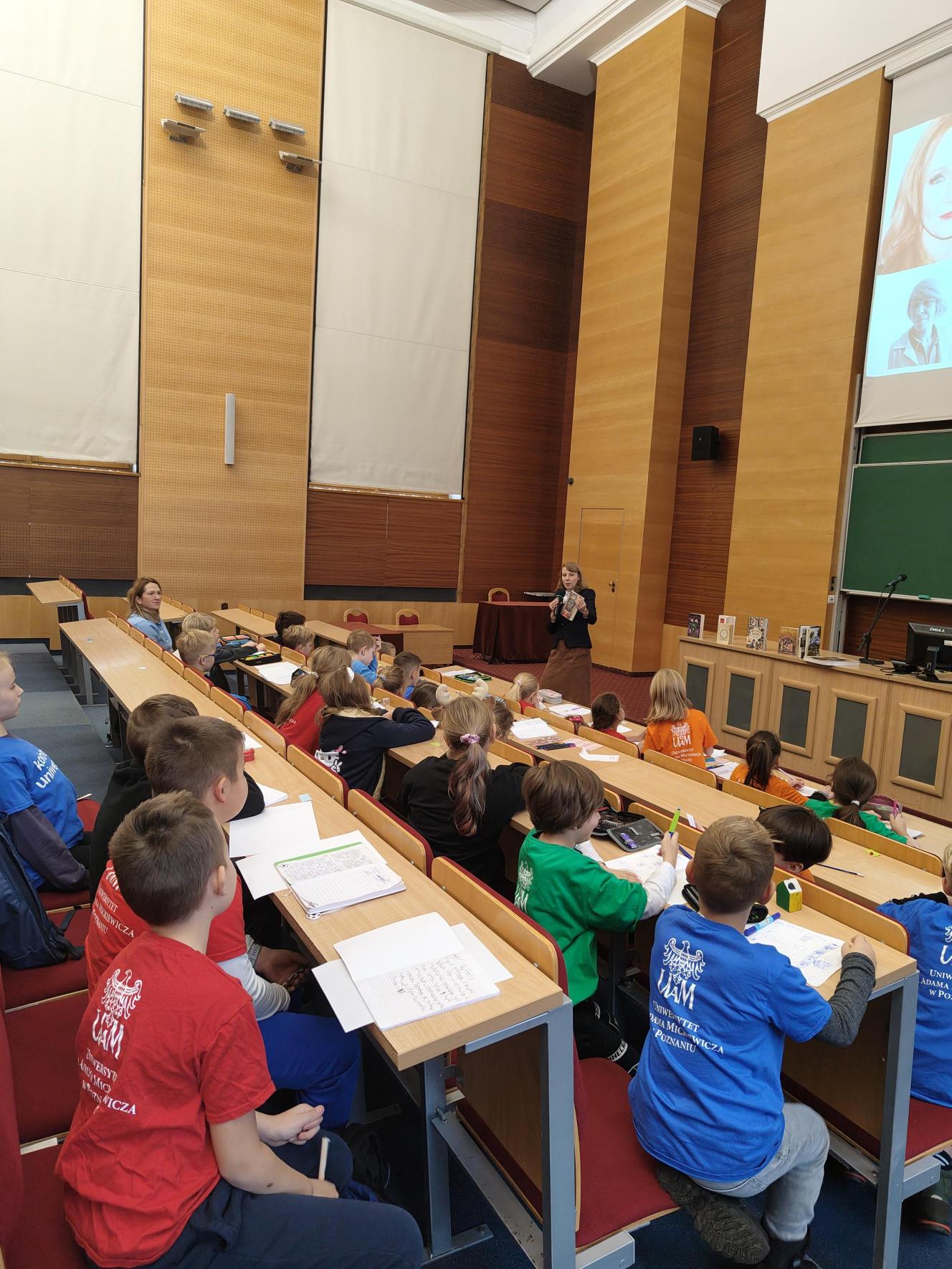 Dzieci słuchające prowadzącej.