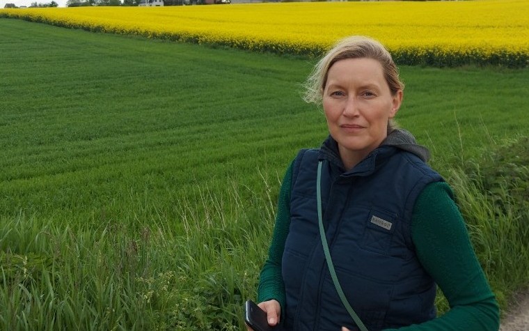 Prof. Agnieszka Gajewska w sportowym ubraniu na tle zieleniejącego się pola