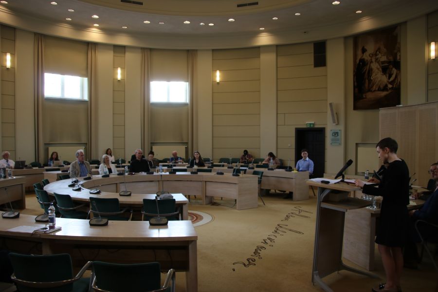 Uczestnicy konferencji zgromadzeni w Salonie Mickiewicza.