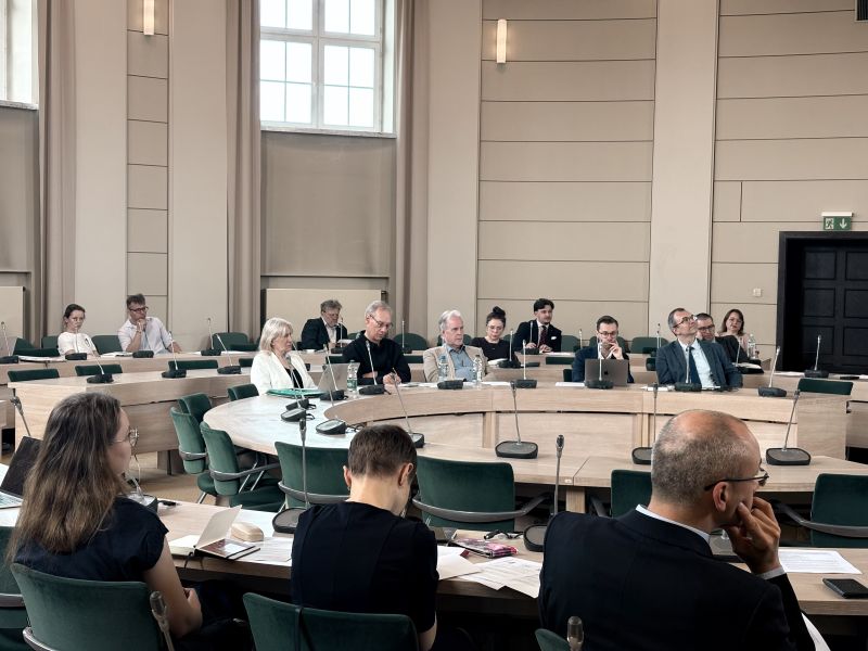 Uczestnicy konferencji zgromadzeni w Salonie Mickiewicza.