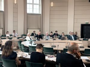 Uczestnicy konferencji zgromadzeni w Salonie Mickiewicza.