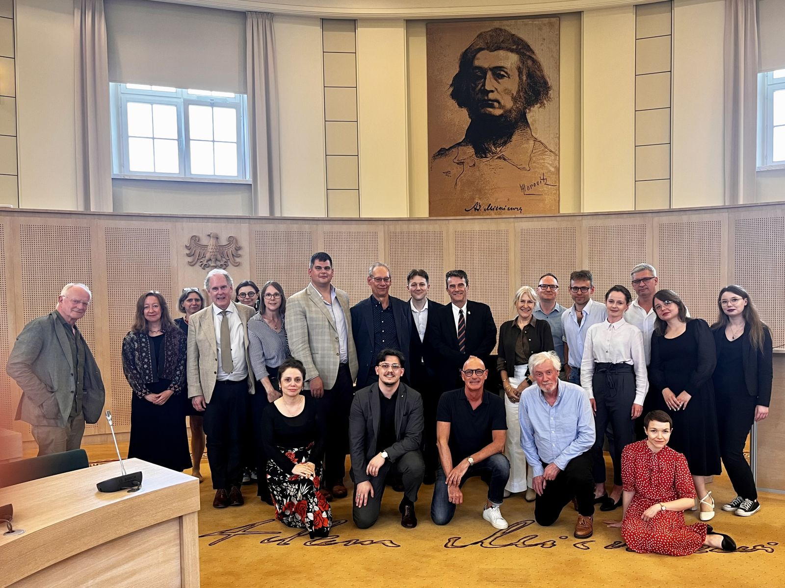 Uczestnicy konferencji pozują do wspólnego zdjęcia w Salonie Mickiewicza.