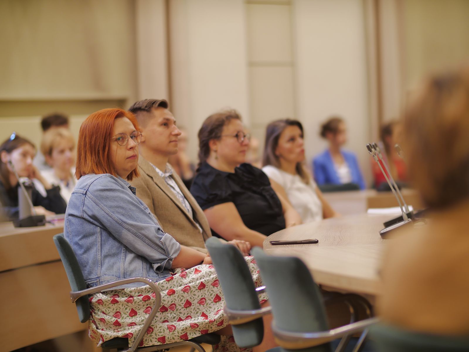 Publiczność w Salonie Mickiewicza, słuchająca wystąpień.