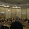 Prorektor UAM ds. współpracy prof. Rafał Witkowski stoi w Salonie Mickiewicza przy mównicy, a przed nim siedzą uczestnicy szkoły letniej, słuchając jego przemówienia.