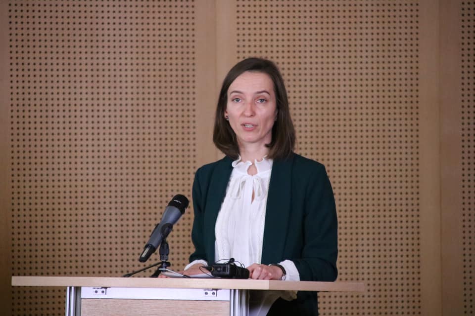 Zdjęcie z jubileuszu w Salonie Mickiewicza. Dr Paulina Michalska-Górecka stoi przy mównicy i przemawia do mikrofonu.