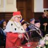 Jej Magnificencja Rektor Bogumiła Kaniewska, ubrana w płaszcz i biret rektorski, przemawia do mikrofonu w Auli Lubrańskiego.