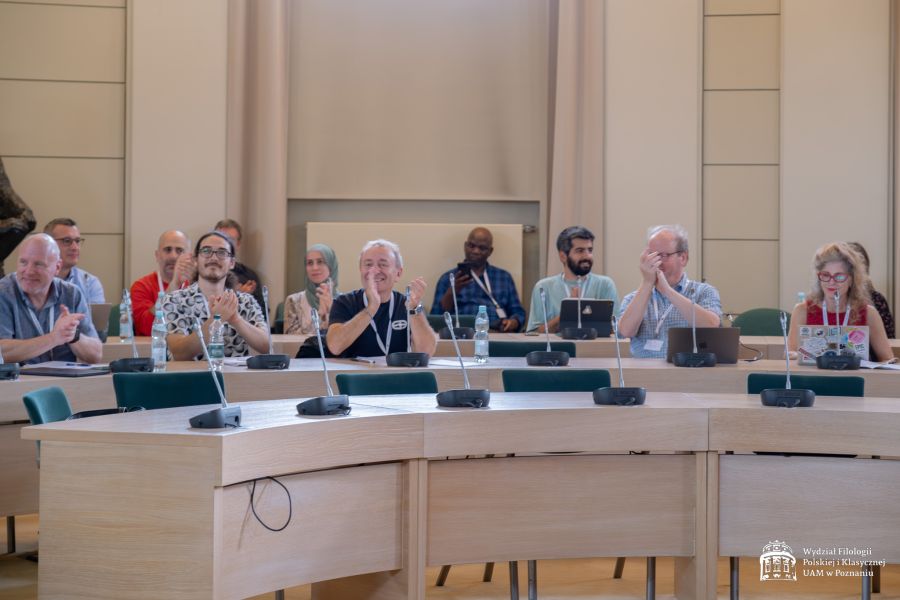 Uczestnicy konferencji klaszczą po występie prelegenta.