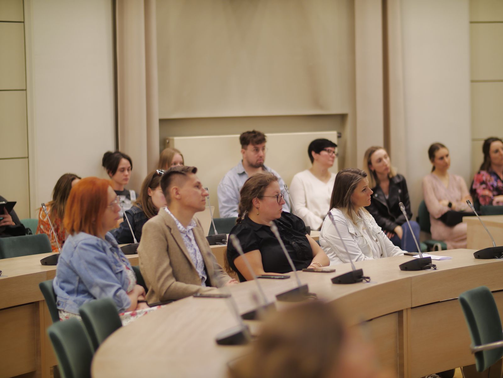 Publiczność w Salonie Mickiewicza, słuchająca wystąpień.