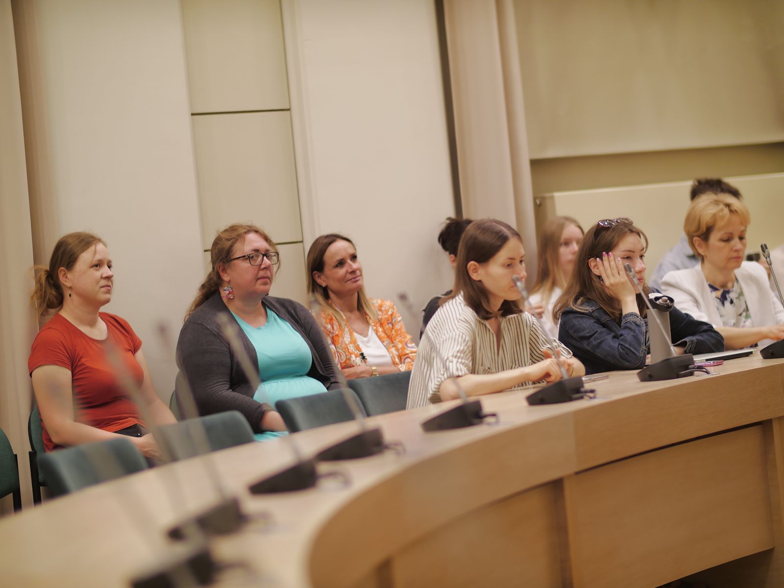 Publiczność w Salonie Mickiewicza, słuchająca wystąpień.