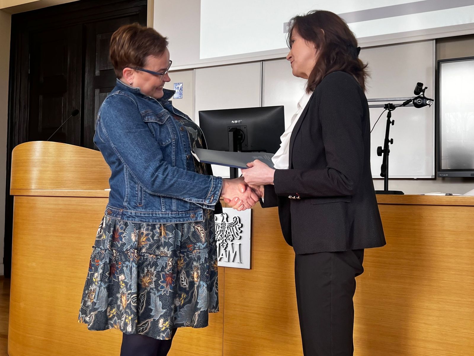 Prof. Elżbieta Winiecka, dyrektorka IFP, wręcza powołanie prof. Katarzynie Krzak-Weiss.