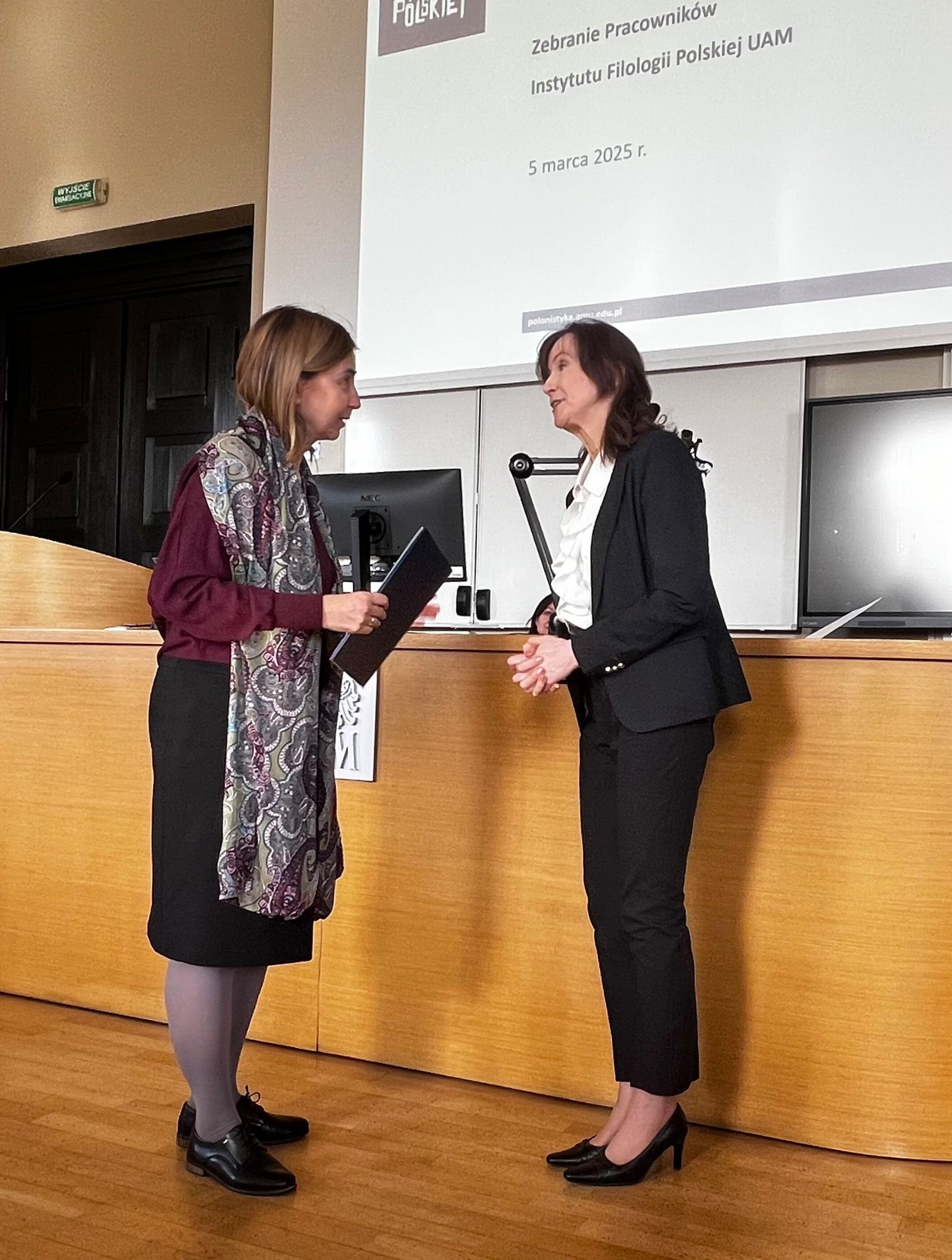 Prof. Elżbieta Winiecka, dyrektorka IFP, wręcza powołanie prof. Małgorzacie Okulicz-Kozaryn.