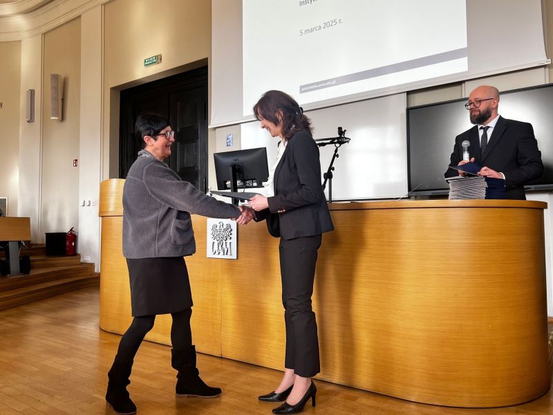 Prof. Elżbieta Winiecka, dyrektorka IFP, wręcza powołanie prof. Barbarze Sienkiewicz.