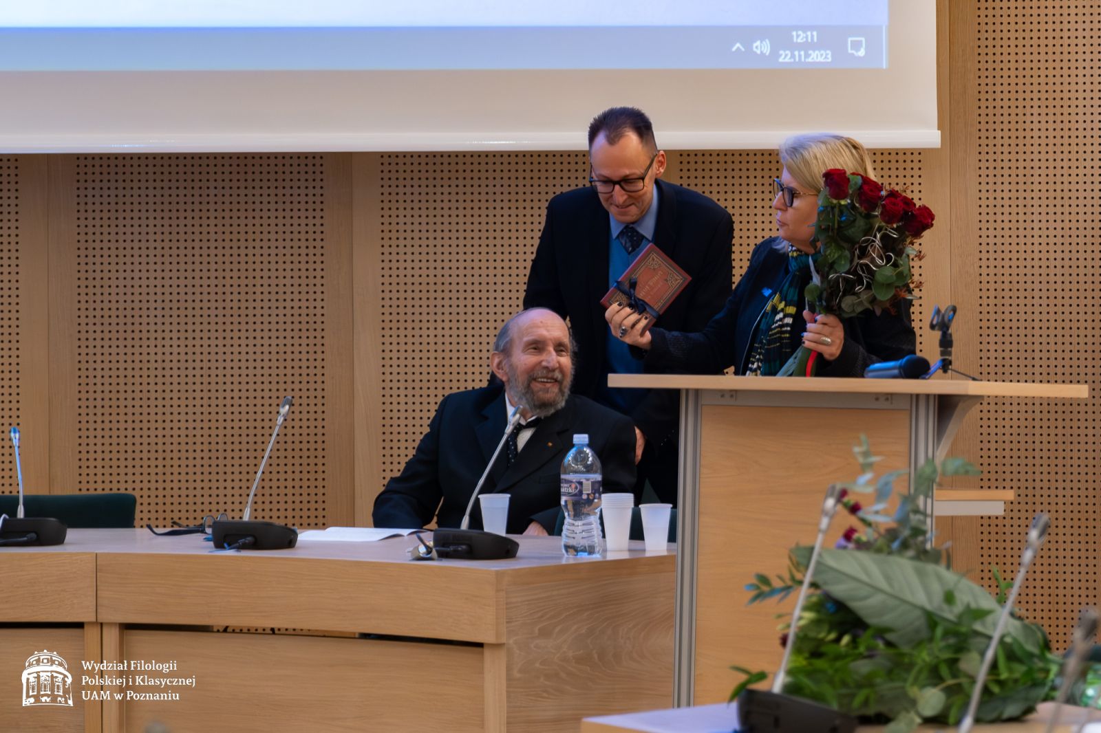 JM Rektor Bogumiła Kaniewska wręcza kwiaty i prezent prof. Lewandowskiemu, pomaga jej prof. Sobieraj.