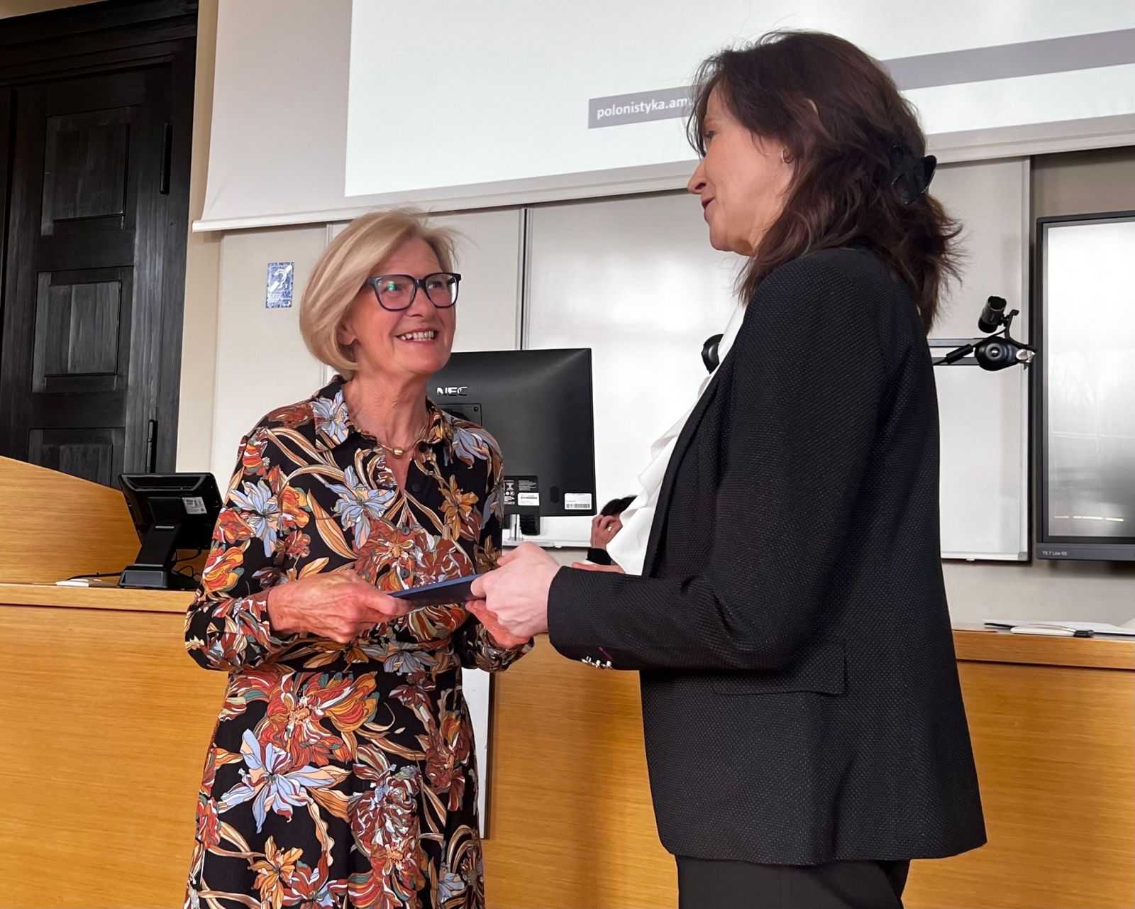 Prof. Elżbieta Winiecka, dyrektorka IFP, wręcza powołanie prof. Katarzynie Meller.