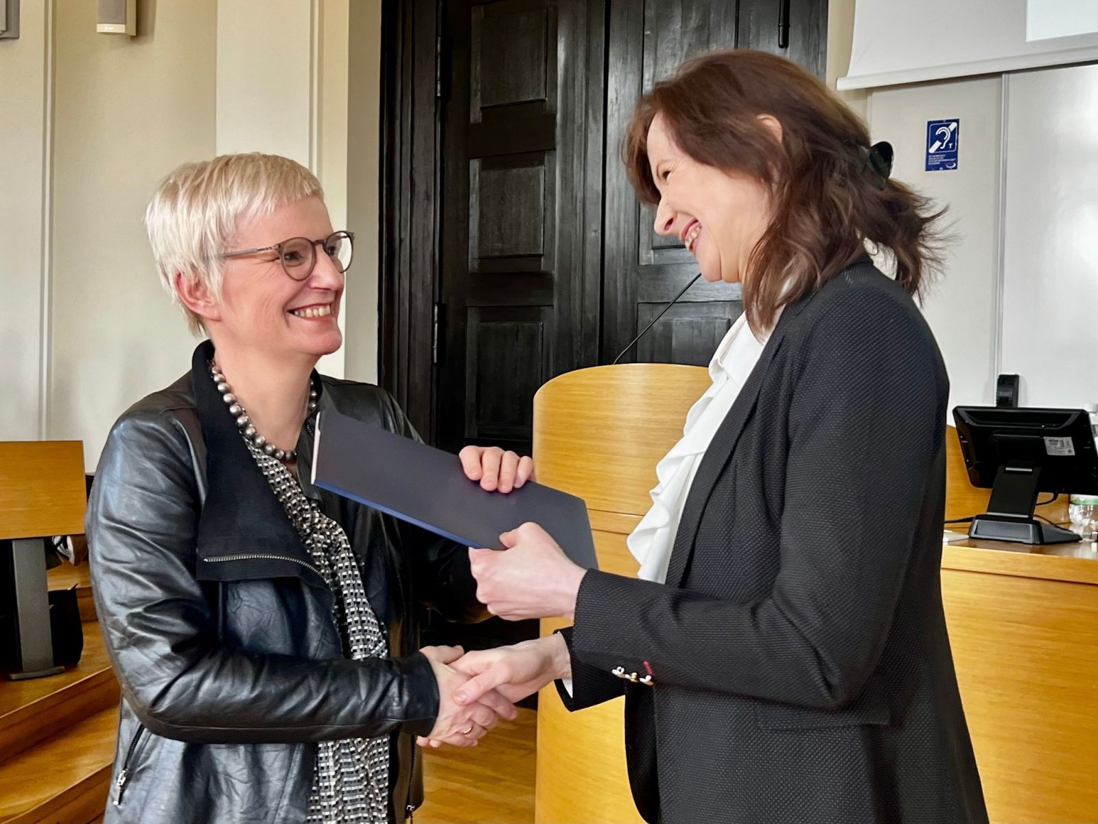 Prof. Elżbieta Winiecka, dyrektorka IFP, wręcza powołanie prof. Agacie Stankowskiej-Balcerzan.