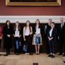 Laureaci konkursu recytatorskiego pozują do zdjęcia wraz z członkami jury w Auli Lubrańskiego.