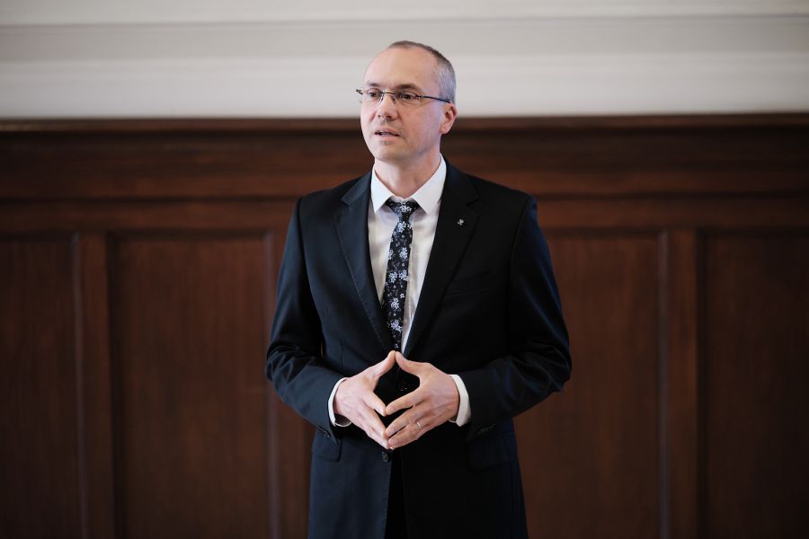 Dziekan WFPiK przemawia w auli Lubrańskiego