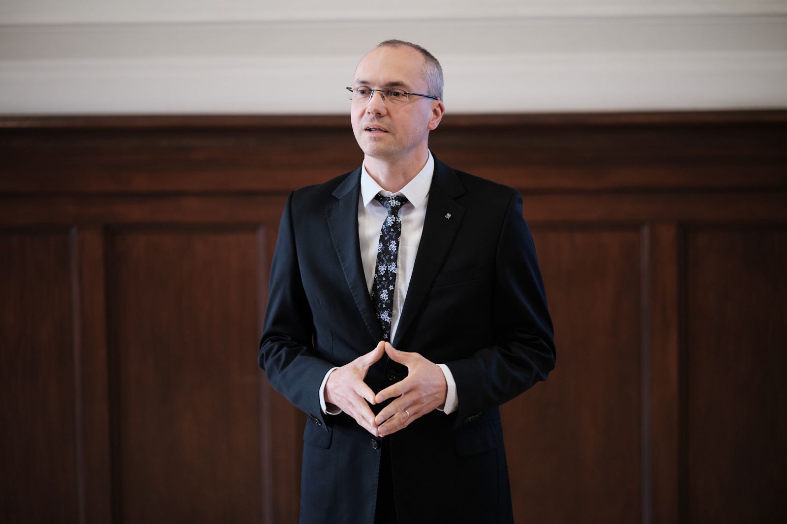Dziekan WFPiK przemawia w auli Lubrańskiego